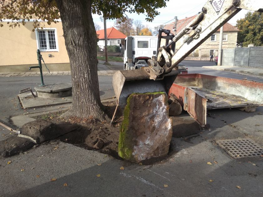 Umístění pamětního kamene před Švehlovu lípu